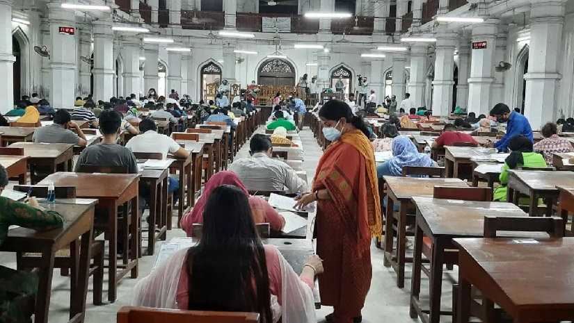 রাজধানীর একটি কেন্দ্রে ভর্তি পরীক্ষা দিচ্ছেন শিক্ষার্থীরা