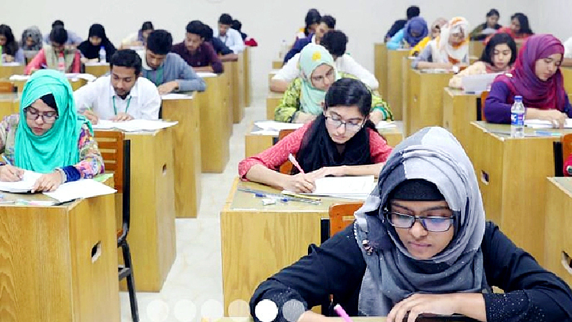 ভর্তি পরীক্ষায় নিজেদের যোগ্যতার লড়াইয়ে শিক্ষার্থীরা