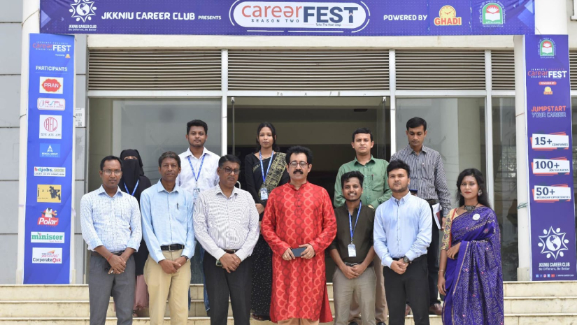 অনুষ্ঠানে অন্যান্য অতিথিদের সাথে উপাচার্য অধ্যাপক ড. সৌমিত্র শেখর