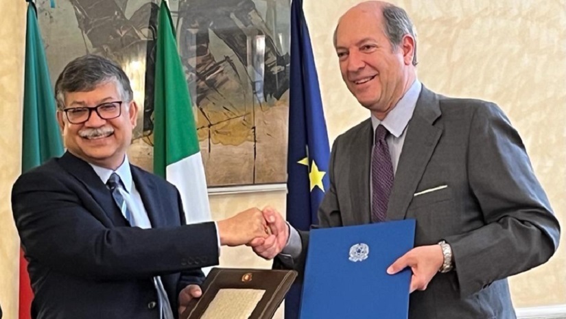 ইতালির রোমে সমঝোতা স্মারক সই করেন বাংলাদেশের পররাষ্ট্র সচিব মাসুদ বিন মোমেন ও ইতালির পররাষ্ট্র ও আন্তর্জাতিক সহযোগিতা মন্ত্রণালয়ের মহাসচিব রিকার্ডো গুয়ারিগলা