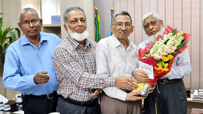 ড. কাজী শহীদুল্লাহকে  ইউসেট কর্তৃপক্ষের ফুলের শুভেচ্ছা 