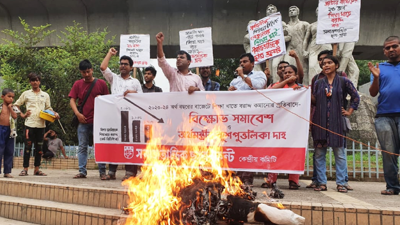 শিক্ষায় বরাদ্দ কমানোর প্রতিবাদে ঢাবিতে অর্থমন্ত্রীর কুশপুতুল দাহ