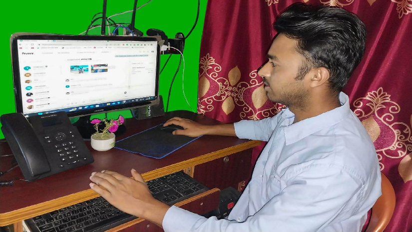 ফ্রিল্যান্সিং করছেন আতিকুর রহমান