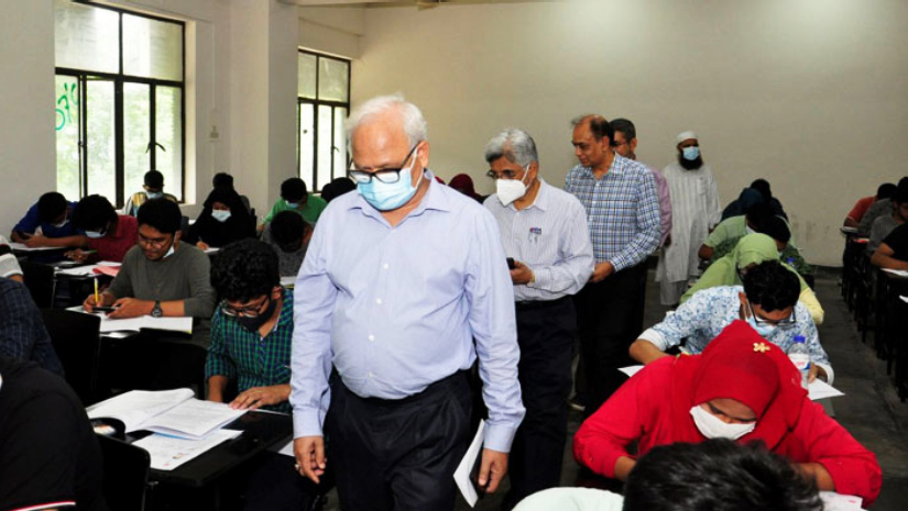 বুয়েট ভর্তি পরীক্ষা কেন্দ্র পরিদর্শনে উপাচার্য অধ্যাপক সত্য প্রসাদ মজুমদার