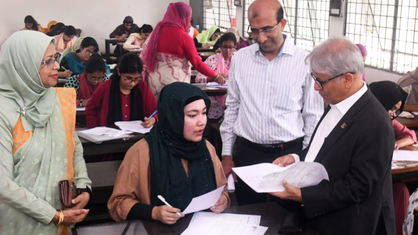 গার্হস্থ্য অর্থনীতি ইউনিটের ভর্তি পরীক্ষা কেন্দ্র পরিদর্শনে ঢাবি উপাচার্য