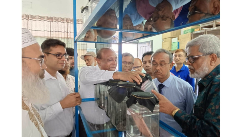 বায়োকন্ট্রোল গবেষণাগার পরিদর্শন করছেন অতিথিবৃন্দ