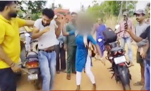 রাস্তায় উত্যক্ত, যুবককে জুতাপেটা করলেন কলেজছাত্রী