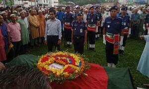 মায়ের শাড়ি জড়িয়ে কবরে শায়িত হলেন দাদা ভাই