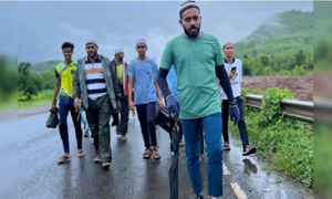 এক বছর পায়ে হেঁটে হজ করতে মক্কায় পৌঁছেছেন সেই শিহাব
