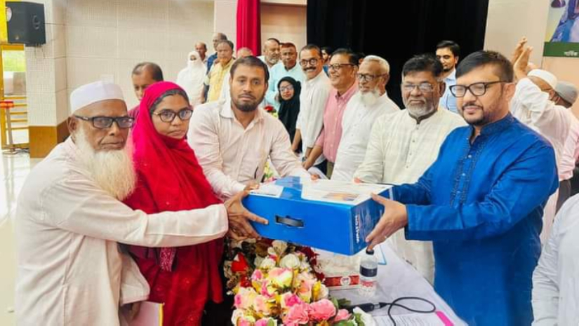প্রধান শিক্ষকের হাতে ল্যাপটপ তুলে দিচ্ছেন সাংসদ শাওন