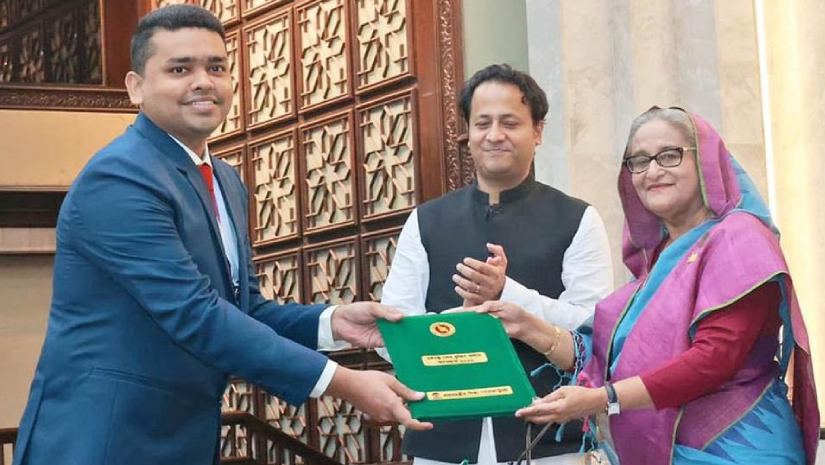 প্রধানমন্ত্রী শেখ হাসিনার হাত থেকে অ্যাওয়ার্ড নিচ্ছেন ইব্রাহিম আজাদ