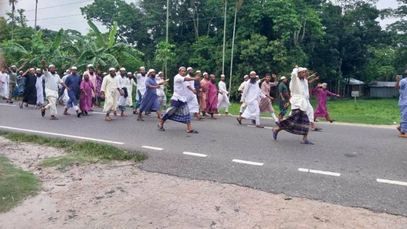 পীরের ওপর হামলার খবরে লাঠি‌সোঁটা নি‌য়ে ব‌রিশাল নগরমুখী অনুসারীরা
