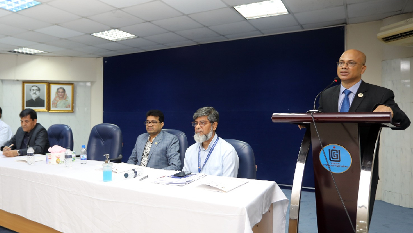 অনুষ্ঠানে বক্তব্য রাখছেন প্রফেসর ড. সাজ্জাদ হোসেন