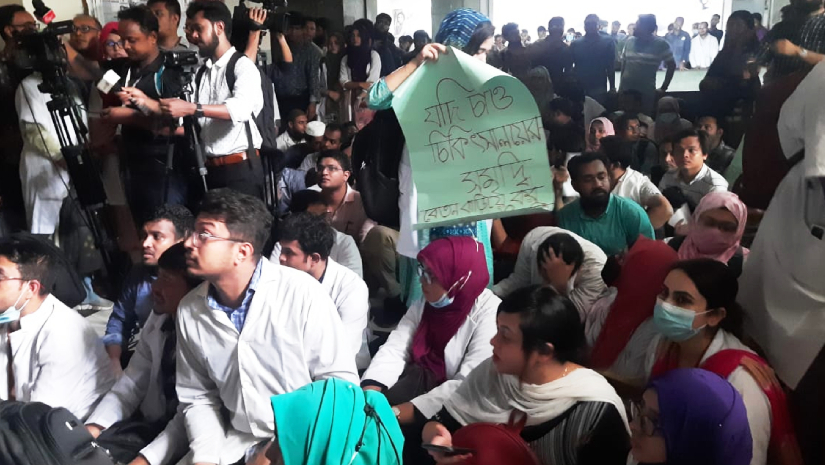 ডাক্তারদের আন্দোলনে উত্তপ্ত বিএসএমএমইউ, ভিসি অবরুদ্ধ