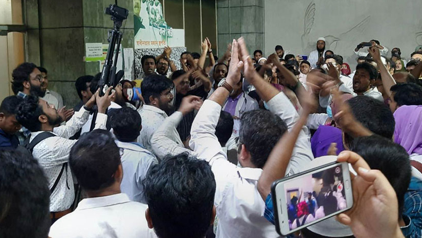 মাসিক ভাতা বৃদ্ধিসহ বিভিন্ন দাবিতে বিএসএমএমইউ উপাচার্যকে অবরুদ্ধ করে স্লোগান দিতে থাকেন আন্দোলনকারীরা