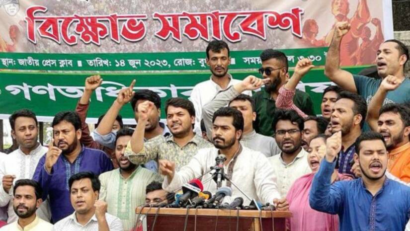 গণঅধিকার পরিষদ আয়োজিত বিক্ষোভ সমাবেশে বক্তব্যে রাখছেন নুর