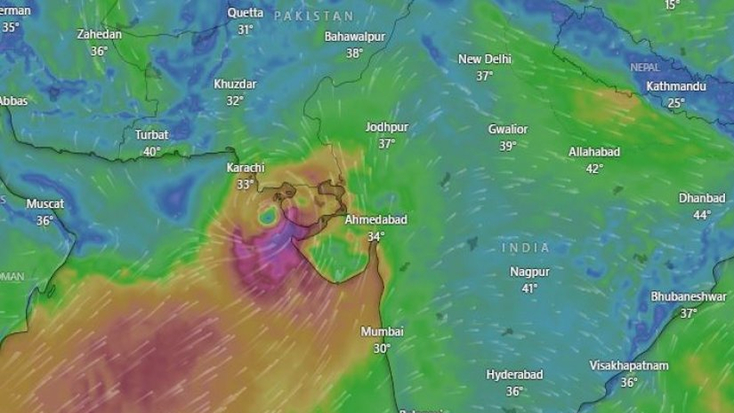 উপকূলের কাছাকাছি ‘বিপর্যয়’, কয়েক ঘন্টার মধ্যে আঘাত হানতে পারে