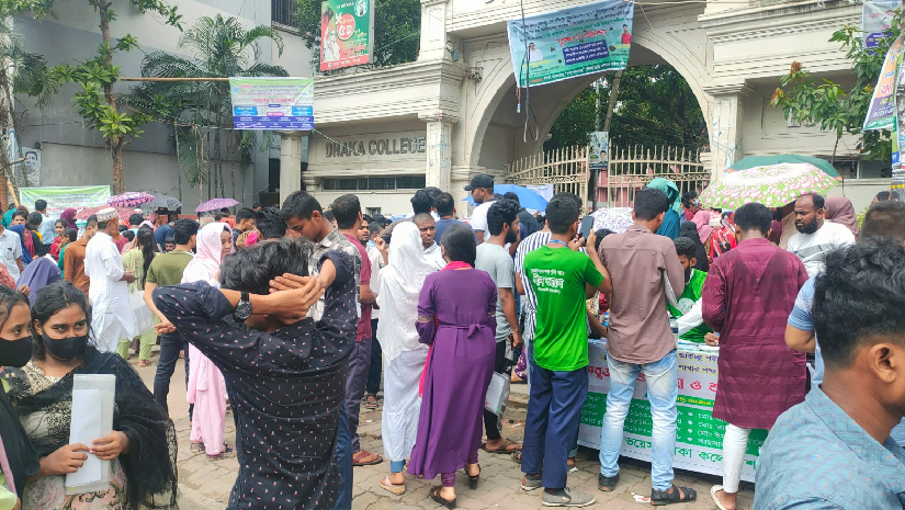কেন্দ্রের সামনে ভর্তিচ্ছুদের ভিড়