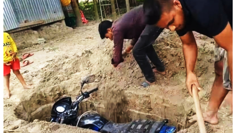 মোটরসাইকেল কবর দিচ্ছেন দুই যুবক