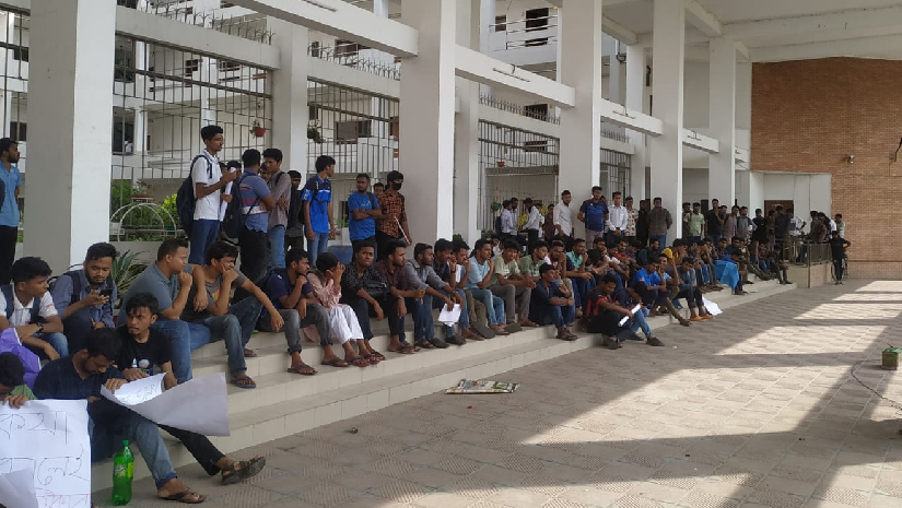 প্রশাসনিক ভবনের সামনে যবিপ্রবি ছাত্রলীগের বিক্ষোভ