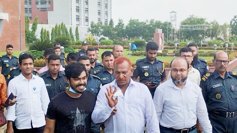 কারামুক্ত হওয়ার পর বাইরে বেরিয়ে আসেন শাহজাহান 