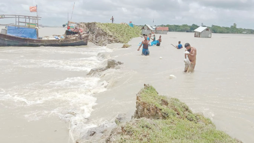 প্রতিবছর বর্ষায় বাঁধ ভেঙ্গে সাগরের পানিতে প্লাবিত হয় উপকূলীয় এলাকা
