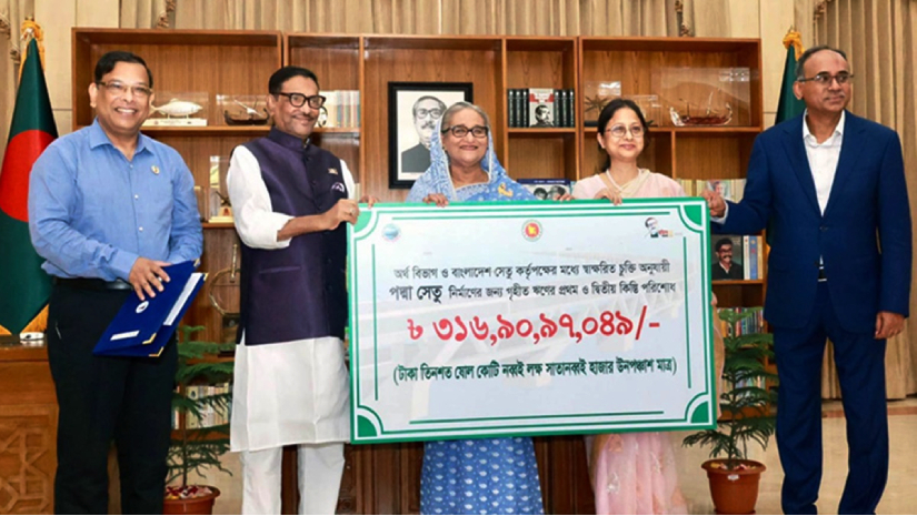প্রধানমন্ত্রীর উপস্থিতিতে পদ্মা সেতুর ঋণের কিস্তির চেক হস্তান্তর করে সেতু বিভাগ