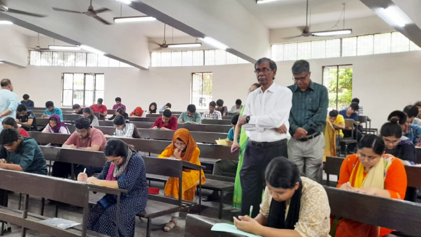 ভর্তি পরীক্ষার কেন্দ্র পরিদর্শন করছেন জাবি উপাচার্য