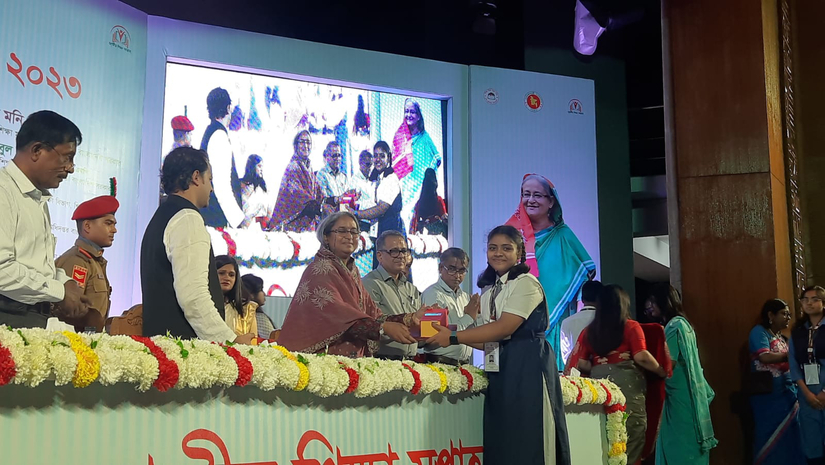 বিজয়ীদের হাতে পুরষ্কার তুলে দেন শিক্ষামন্ত্রী ডা. দীপু মনি