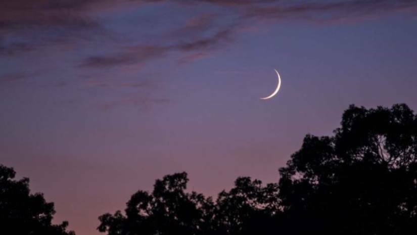 আকাশে নতুন চাঁদ