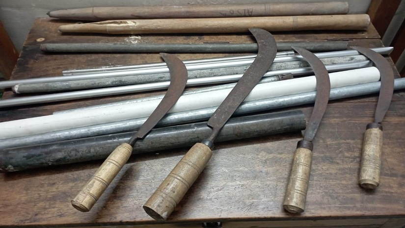 ববির বঙ্গবন্ধু হলের শৌচাগার থেকে উদ্ধার করা দেশীয় অস্ত্র