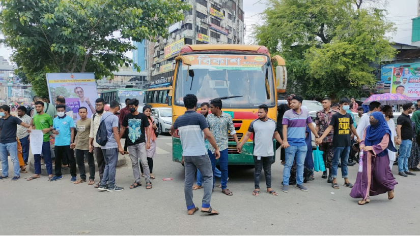 নীলক্ষেত মোড়ে সাত কলেজের শিক্ষার্থীদরে অবস্থান