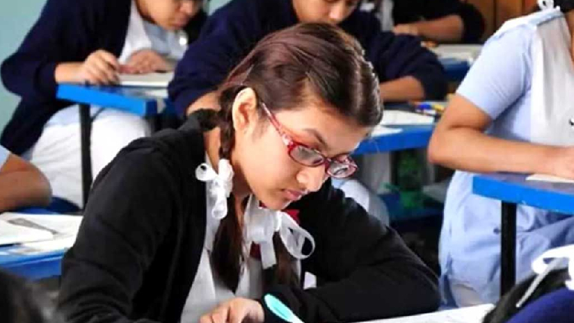 রাজধানীর একটি কেন্দ্রে পরীক্ষায় অংশগ্রহণ করছেন একজন শিক্ষার্থী
