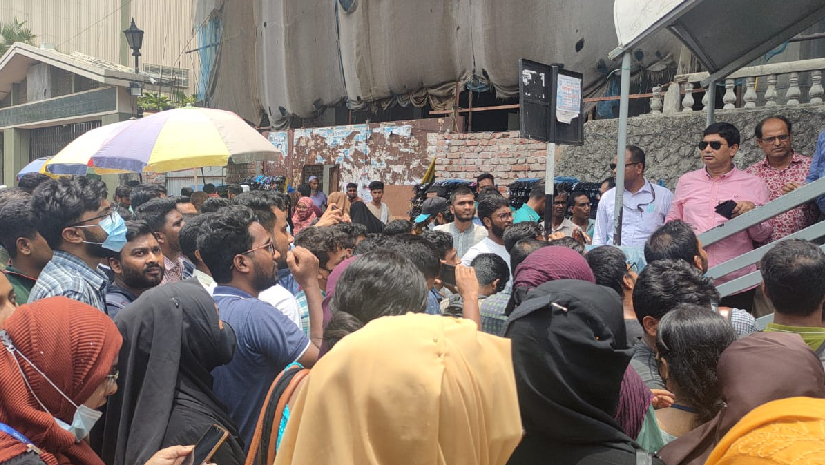 সাত দাবিতে আজও মাঠে সাতকলেজ শিক্ষার্থীরা