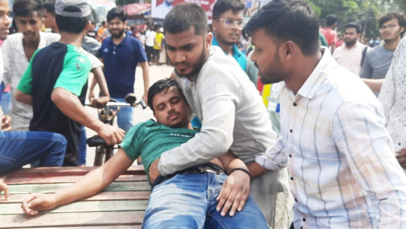 আহত জামানকে উদ্ধার করে নিয়ে যাওয়া হচ্ছে