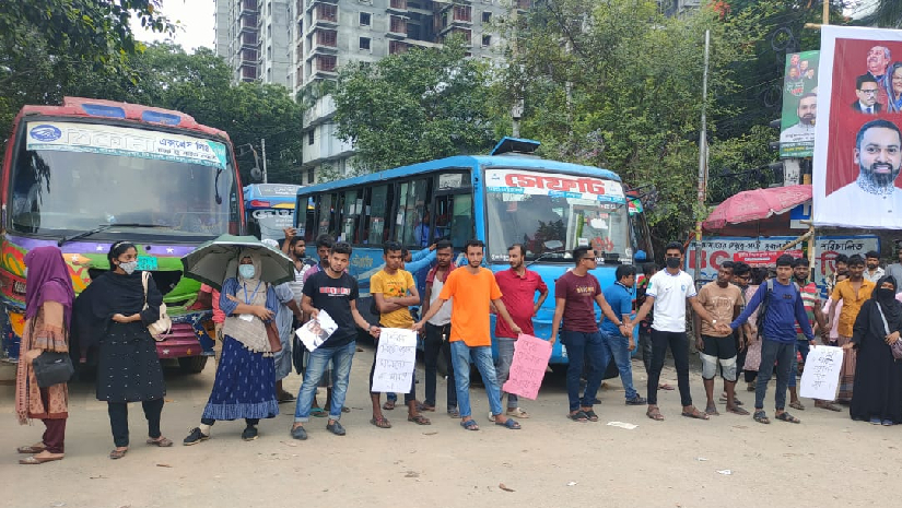 ফের নীলক্ষেত মোড়ের দখল নিল সাত কলেজের শিক্ষার্থীরা
