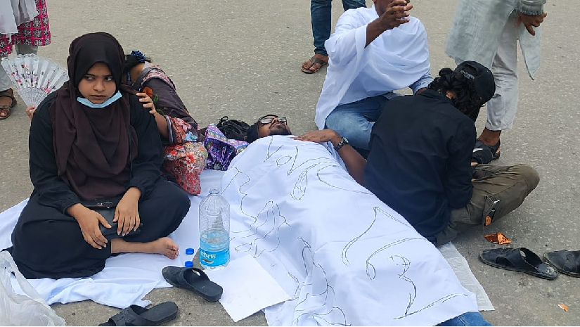 কাপনের কাপড় গায়ে আন্দোলনরত সাত কলেজ শিক্ষার্থী
