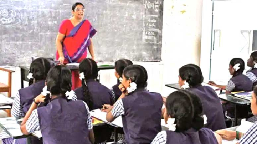 ক্লাস নিচ্ছেন শিক্ষক