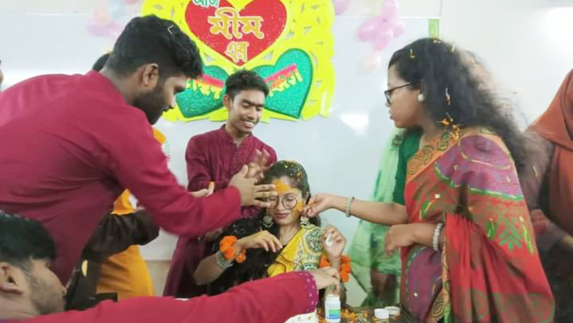 শ্রেণিকক্ষেই বিশ্ববিদ্যালয় ছাত্রীর গায়ে হলুদ