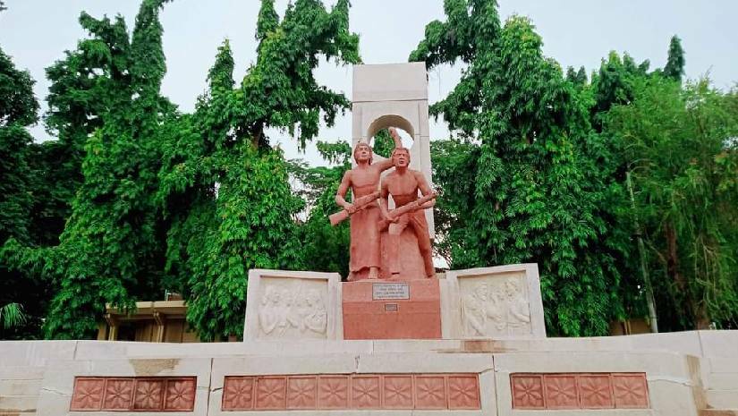 ৩৩ বছর ধরে মাথা তুলে দাঁড়িয়ে ইতিহাস-স্মারক রাবির ‘সাবাস বাংলাদেশ’