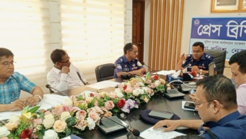 সাংবাদিকদের সাথে মতবিনিময় করেন নেত্রকোনা পুলিশ সুপার