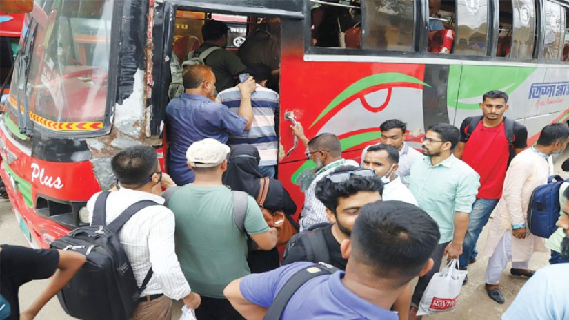 বৃষ্টি উপেক্ষা করে বাস টার্মিনালগুলোতে অতিরিক্ত যাত্রী