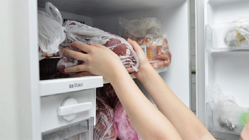 ফ্রিজে মাংস রাখা হচ্ছে