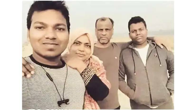 স্বামী ও দুই ছেলের সঙ্গে স্কুলশিক্ষিকা ফরিদা ইয়াসমিন