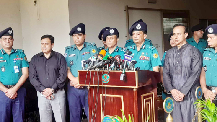 গণমাধ্যমের সঙ্গে কথা বলেছেন ডিএমপি কমিশনার খন্দকার গোলাম ফারুক