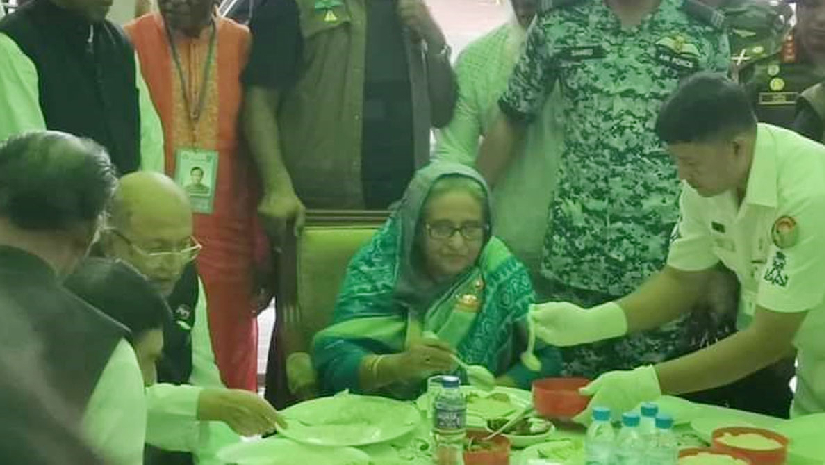 গোপালগঞ্জে নেতাকর্মীদের সঙ্গে মধ্যাহ্নভোজে প্রধানমন্ত্রী