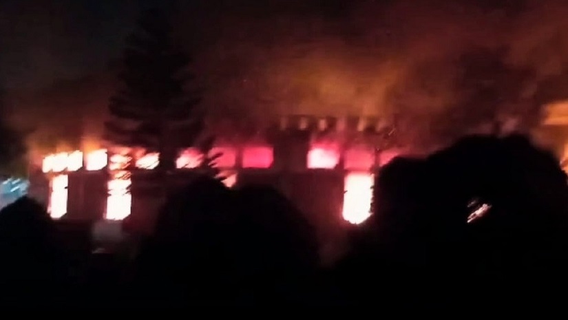 গভীর রাতে আগুনে পুড়ল খড়গপুর আইআইটির হল