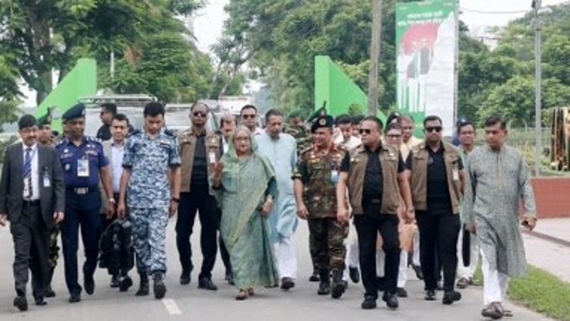 নিজ বাড়ি থেকে হেঁটে উপজেলা আওয়ামী লীগ কার্যালয়ে গেলেন প্রধানমন্ত্রী শেখ হাসিনা