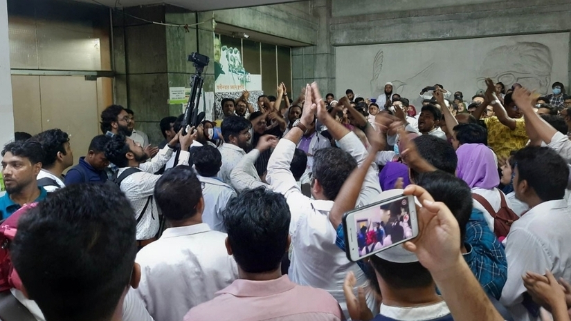 বঙ্গবন্ধু শেখ মুজিব মেডিকেল বিশ্ববিদ্যালয়ের পোস্টগ্রাজুয়েট চিকিৎসকদের সংবাদ সম্মেলন