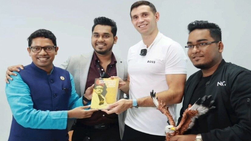 বঙ্গবন্ধুর বই, নৌকাসহ যা উপহার পেলেন মার্টিনেজ